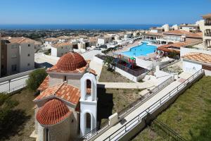 una vista aérea de un edificio con piscina en Club St. George, en Pafos