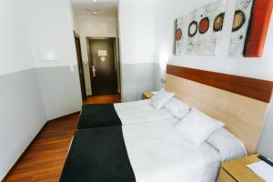 Una cama o camas en una habitación de Hostal San Ignacio Centro