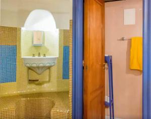 een badkamer met een wastafel, een spiegel en een douche bij Homes Oasi Posillipo in Napels