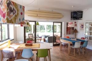 een woonkamer met een tafel en stoelen bij Moby Dick Lodge in Malveira da Serra