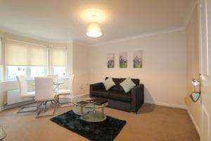 Un lugar para sentarse en Dunfermline - Premium Two Bedroom Apartment - KW