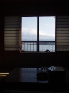 Habitación con ventana y vistas al océano. en Komaya Ryokan, en Fujikawaguchiko