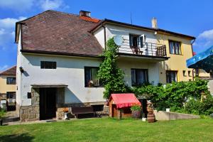 une maison avec un banc dans la cour dans l'établissement Apartment Telč Hradecka, à Telč