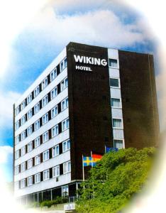 Wiking Hotel في هينشتيد-أولزبورغ: مبنى عليه لافته فندق waliking