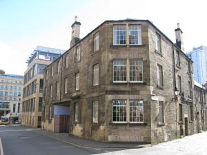 un vecchio edificio in mattoni sul lato di una strada di Destiny Scotland -The Malt House Apartments a Edimburgo