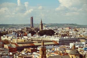 - une vue sur une ville avec des bâtiments et une tour de l'horloge dans l'établissement Hotel Sevilla Center, à Séville