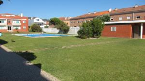 uma vista para um pátio com uma piscina em Nibho Apartment em Esposende