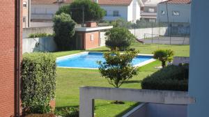 vista para uma piscina a partir de um edifício em Nibho Apartment em Esposende