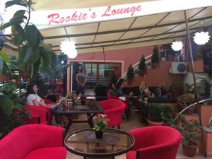 - un restaurant avec des chaises rouges et des tables dans l'établissement Byblov Rooms Boutique, à Bucarest