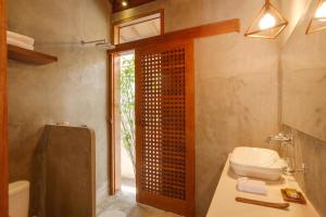 Un baño de ZIN Berawa Villas & Bungalows