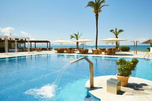 einen Pool mit Springbrunnen in einem Resort in der Unterkunft ROBINSON KYLLINI BEACH - All Inclusive in Kyllini