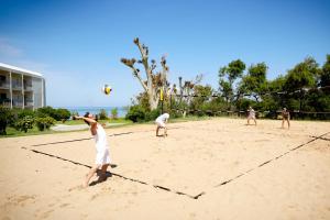 eine Gruppe von Menschen, die Volleyball am Strand spielen in der Unterkunft ROBINSON KYLLINI BEACH - All Inclusive in Kyllini