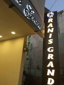 ein Schild für ein Restaurant an der Seite eines Gebäudes in der Unterkunft Ranis Grand in Coimbatore