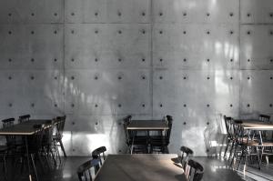 une salle à manger avec des tables et des chaises contre un mur dans l'établissement Hotel R14, à Kaohsiung