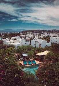 - une vue aérienne sur un complexe avec une piscine et des bâtiments dans l'établissement El Vino Hotel & Suites, à Bodrum City