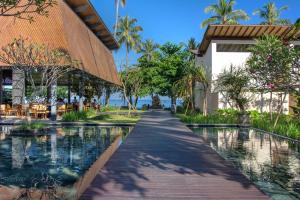 Un jardín fuera de Katamaran Hotel & Resort Lombok