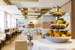 eine Schale Obst auf einem Tisch in einem Restaurant in der Unterkunft Continental Hotel Lausanne in Lausanne