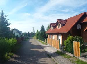 ein Haus mit rotem Dach auf einer Straße in der Unterkunft Willa Elżbieta in Krakau