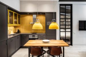 A kitchen or kitchenette at Midtown Apartments