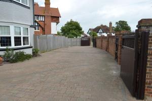 una entrada de una casa con una valla en Foy House, en Folkestone