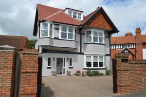 Casa blanca con techo rojo en Foy House, en Folkestone