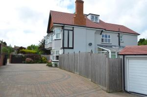 una casa blanca con valla y entrada en Foy House, en Folkestone