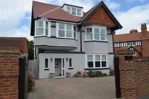 Casa blanca con entrada de ladrillo en Foy House, en Folkestone