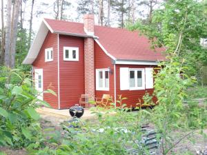 een klein rood-wit huis in het bos bij Schwedenhaus im Grünen in Oranienburg