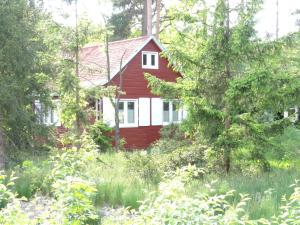 een rood huis midden in het bos bij Schwedenhaus im Grünen in Oranienburg