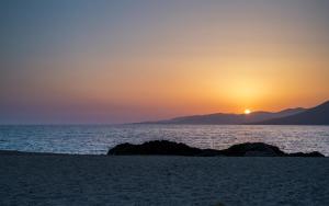 プロプリアノにあるLe Lidoの海上の岩と夕日