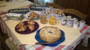 a table with a plate of bagels and drinks on it at B&B da Toi in Marostica