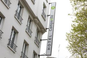 ein Schild für ein Hotel an der Seite eines Gebäudes in der Unterkunft Campanile Paris 14 - Maine Montparnasse in Paris