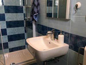 Rooms Edda tesisinde bir banyo