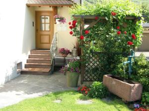 una casa con giardino fiorito e porta di Haus Sonja a Glottertal