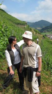 due persone che camminano su un sentiero in un vigneto di Haus Sonja a Glottertal