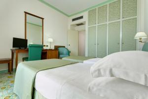 Tempat tidur dalam kamar di Lloyd's Baia Hotel