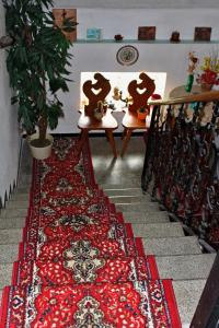 un escalier avec deux tables et un tapis dans l'établissement Apartment Telč Hradecka, à Telč