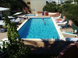 duży basen z ludźmi w wodzie w obiekcie Sant Joan Apartaments - Adults Only w mieście Cala en Blanes