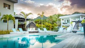 een villa met een zwembad en een resort bij Crystal Blue Lagoon Villas in Rarotonga