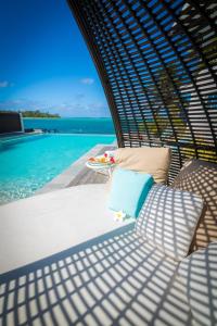 een kamer met een bed en een zwembad bij Crystal Blue Lagoon Villas in Rarotonga