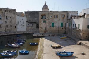 eine Gruppe von Booten im Wasser vor einem Gebäude in der Unterkunft Residenza Garibaldi in Monopoli