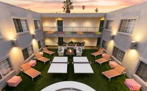 mit Blick auf eine Terrasse mit Tischen und Stühlen in der Unterkunft The Kinney - Venice Beach in Los Angeles