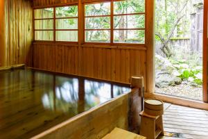 um quarto vazio com piso de madeira e janelas em Kazeya em Takayama