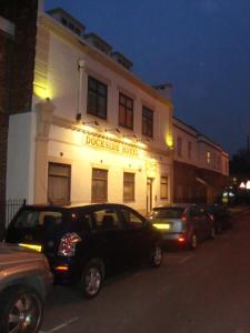 um camião preto estacionado em frente a um hotel Doheny em Dockside Hotel em Londres