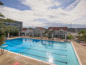 uma vista superior de uma piscina num hotel em Castle in the Sand em Ocean City