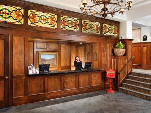 Lobbyen eller receptionen på Huntingdon Hotel and Suites