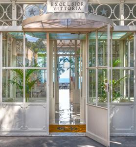 een toegang tot een gebouw met een draaideur bij Grand Hotel Excelsior Vittoria in Sorrento