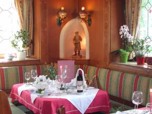 - une table dans un restaurant avec une bouteille de vin dans l'établissement Hotel Dorfgasthof Schlösslstube, à Stuhlfelden