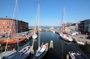 um grupo de barcos está ancorado num porto em Pension Klabautermann em Stralsund