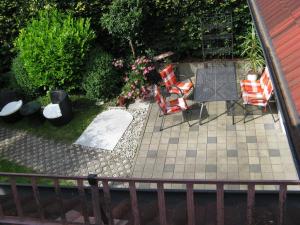 einen Blick über eine Terrasse mit Stühlen und einem Tisch in der Unterkunft Ferienwohnung Am Kapellenäcker in Neumarkt in der Oberpfalz